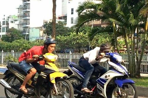 Đã đi xe máy mà thích thể hiện kiểu này thì có thể bị phạt ngay 10 triệu đồng, tước bằng 12 tháng