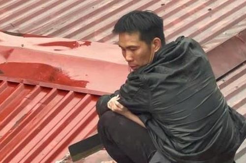 Nghẹt thở cảnh Công an giải cứu bé gái bị đối tượng dùng dao bắt làm con tin