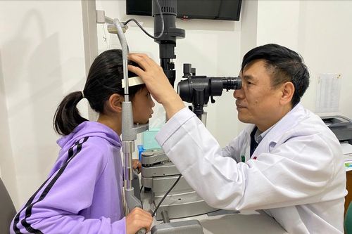Tìm lại thị lực cho bé gái 10 tuổi mắc chứng đục thủy tinh thể bẩm sinh