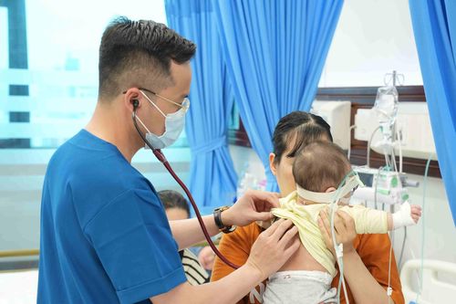 Trẻ nhiễm virus sởi trở nặng, nhiều ca phải thở máy