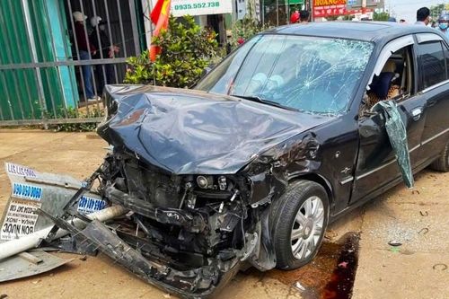 Ô tô tông xe máy kéo tại Đắk Lắk, 3 người nhập viện cấp cứu