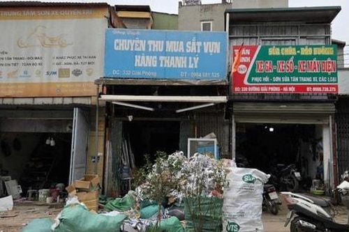 Rác thải tràn lan dọc tuyến đường sắt từ Bệnh viện Bạch Mai đến Ngọc Hồi