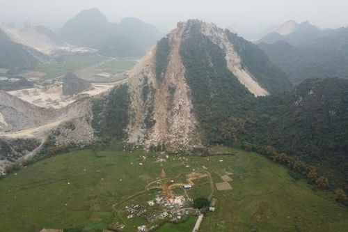 Sau vụ hàng chục ngôi mộ ở Hà Nam bị đá đè do nổ mìn khai thác: Những vết thương loang lổ trên núi đá