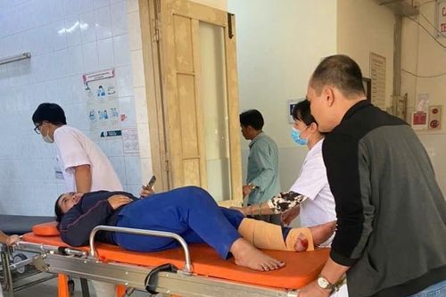 Cán bộ công an kịp thời đưa người bị tai nạn đi cấp cứu