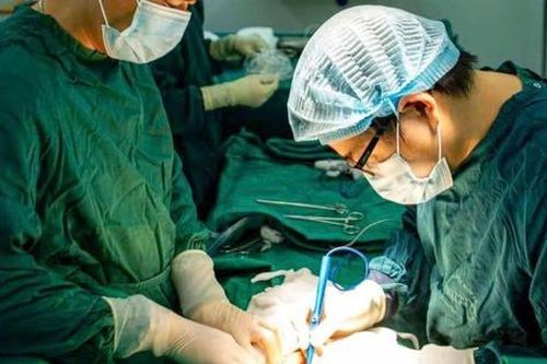 6 giờ đại phẫu tỉ mỉ cứu cụ bà mắc u tá tràng phức tạp, nguy cơ tử vong cao