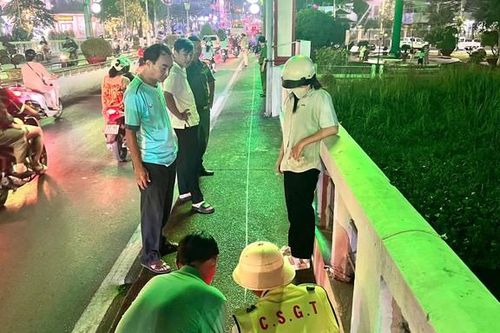 'Tóm gọn' 2 thanh niên trộm điện thoại ngay giữa lòng sông