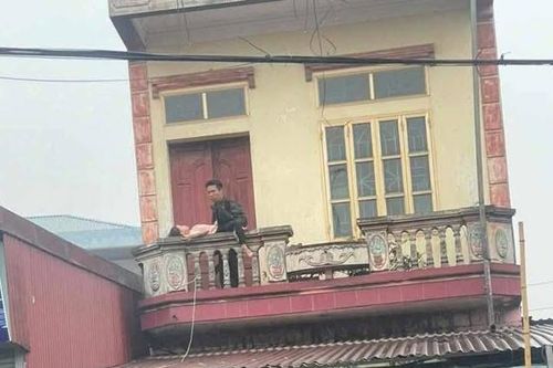 Nghẹt thở cảnh công an giải cứu bé gái bị gã đàn ông dùng dao khống chế, bắt làm con tin