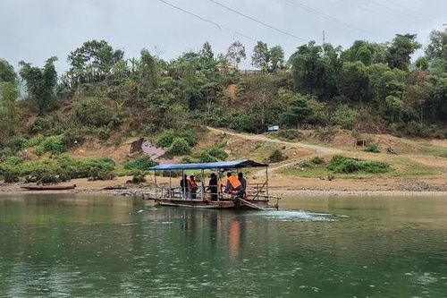 Người dân huyện vùng cao liều mình vượt sông