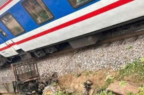 Tàu khách va chạm với xe công nông khiến một người tử vong