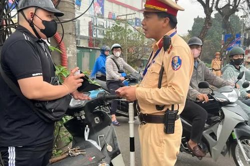 Công an Hà Nội quyết liệt xử phạt nghiêm tài xế xe máy đi ngược chiều