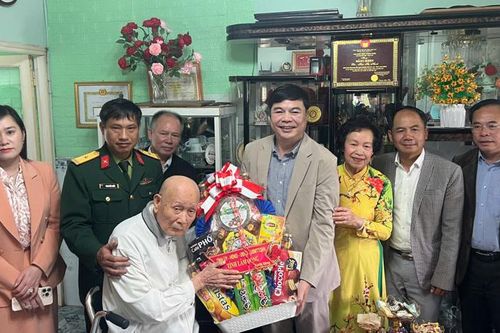 TP Đà Lạt: thăm, tặng quà mẹ Việt Nam anh hùng và gia đình chính sách