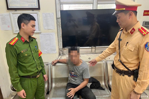 CSGT Hà Nội kịp thời khống chế đối tượng nghi 'ngáo đá' hành hung người đi đường