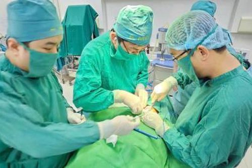 Phẫu thuật lấy sỏi bàng quang kích thước lớn cho bệnh nhân nam 61 tuổi