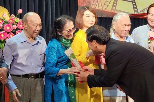 Nhiều nghệ sĩ lão thành nhận kỷ niệm chương 'Vì sự nghiệp điện ảnh'