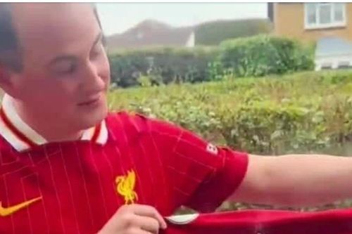 Cổ động viên Liverpool tức giận, đốt áo đấu Alexander-Arnold