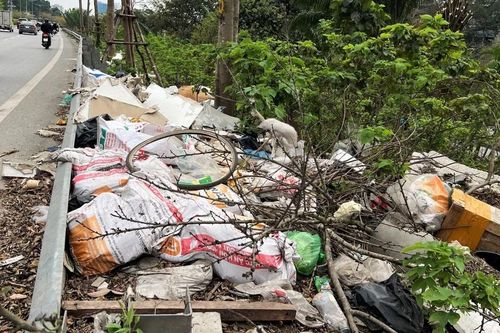 Rác thải đổ trộm tràn lan trên đường vành đai ở Hà Nội