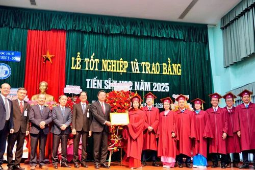 Trường Đại học Y – Dược, Đại học Huế trao bằng cho 10 tân tiến sĩ Y học