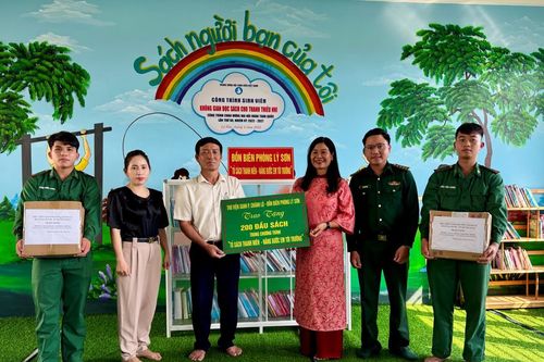 Đồn Biên phòng Lý Sơn trao tặng sách cho trường học trên địa bàn