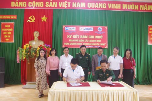 Hỗ trợ kinh phí nuôi dưỡng 20 cháu học sinh theo mô hình 'Con nuôi đồn Biên phòng'