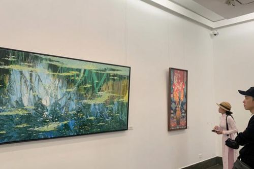 Triển lãm 'Xuôi dòng sông Thu 2025' gây quỹ xây nhà cho người nghèo