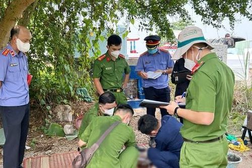 Khai quật tử thi bé trai 5 tuổi nghi bị người tình của mẹ bạo hành
