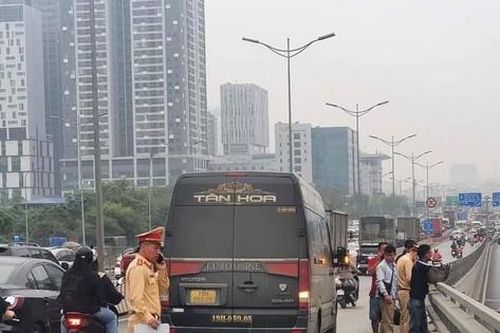 Hà Nội: Nữ tài xế xe máy tử vong tại chỗ sau va chạm với xe limousine