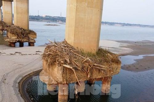 Tàu thuyền mắc cạn, cầu nghìn tỷ trơ móng giữa lòng sông Hồng, sông Đà