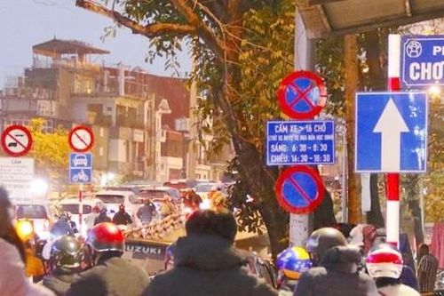 Hà Nội tiếp tục kéo dài thời gian cấm xe trên 16 chỗ vào phố cổ
