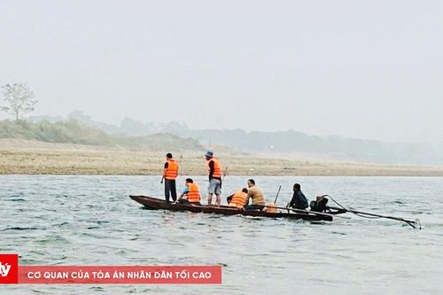 Nỗ lực tìm kiếm 2 học sinh mất tích trên sông Mã