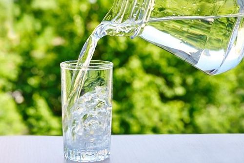 Bác sĩ gợi ý 4 cách uống nước chuẩn y khoa