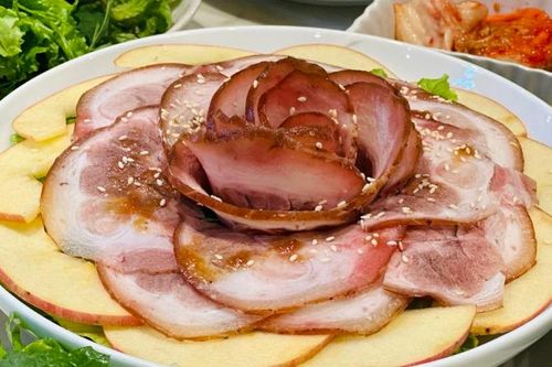 Hai người phụ nữ phải đi cấp cứu với triệu chứng lạ sau khi ăn thịt