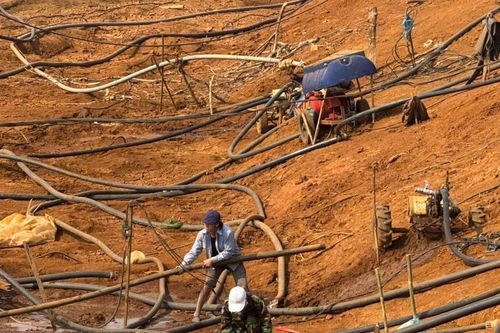 Hồ thủy lợi đang cải tạo, người dân Đắk Lao phải mua nước theo giờ