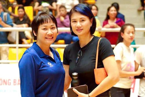 Cựu hoa khôi bóng chuyền Kim Huệ gây sốt ở giải VĐQG