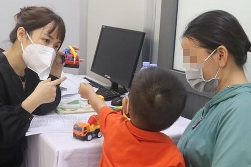 3 sai lầm khiến nhiều cha mẹ cãi nhau trước mặt bác sĩ