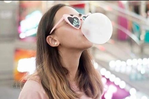 Nhai 1 miếng kẹo cao su có thể nuốt phải hàng nghìn vi nhựa