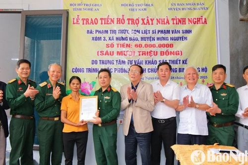 Trao 60 triệu đồng xây dựng nhà tình nghĩa ở Hưng Nguyên