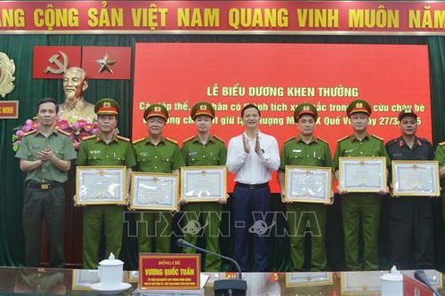 Khen thưởng lực lượng giải cứu bé gái bị khống chế trên mái nhà