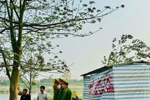 Công an lập chốt trực ngăn chặn khai thác cát trái phép trên sông Mã