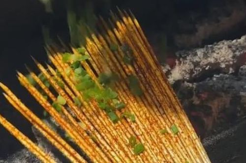 Bán xiên tre cay với giá 34 nghìn đồng, một nhà hàng khiến giới trẻ phát cuồng