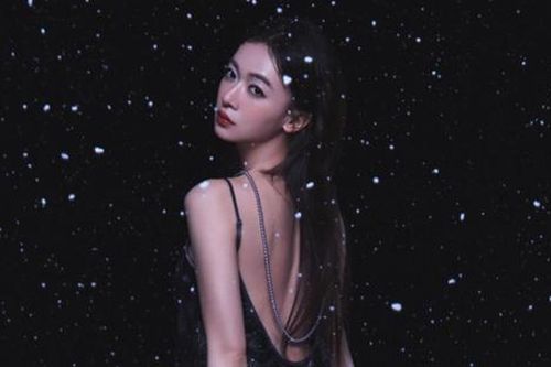 Nữ diễn viên đình đám showbiz bí mật sinh con đầu lòng, cùng chồng mới cưới xuất hiện tại bệnh viện