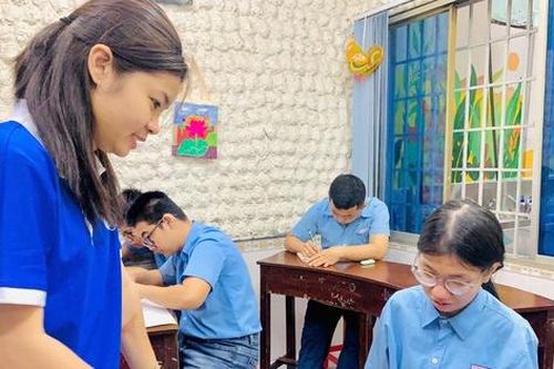 Sinh viên khiếm thính học đại học phải trả 20 triệu đồng phí 'phiên dịch'