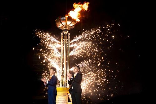 Từ ngọn lửa kết tâm nghĩ về tầm vóc doanh nghiệp Việt