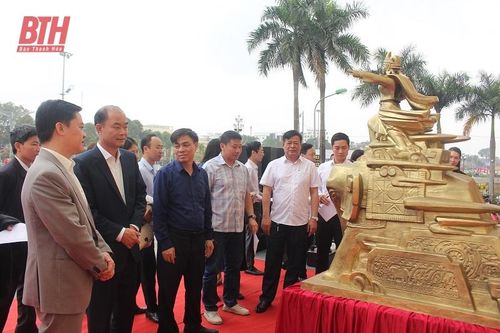 Trưng bày xin ý kiến Nhân dân về các mẫu phác thảo tượng đài Bà Triệu chất liệu đồng