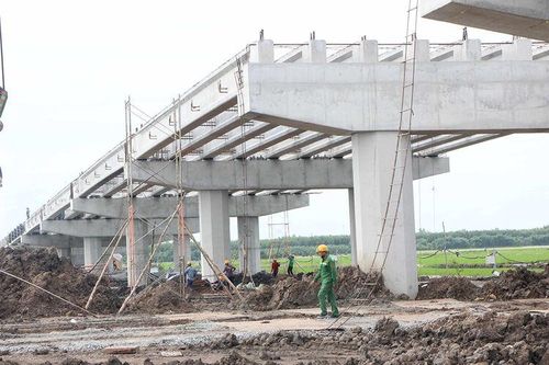 Đầu tư xây mới dự án giao thông, khắc phục kẹt xe, ùn tắc giao thông tuyến tránh Long Xuyên