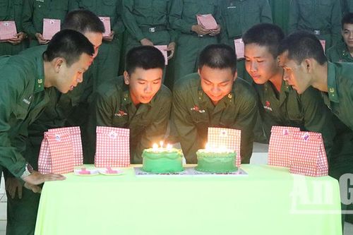 Mừng đồng đội thêm tuổi mới