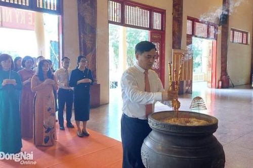 Dâng hương kỷ niệm 200 năm Ngày mất danh nhân văn hóa Trịnh Hoài Đức