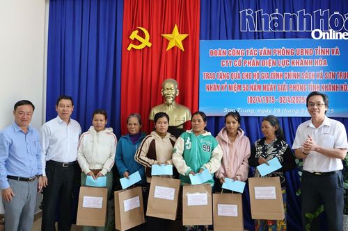 Văn phòng UBND tỉnh và Công ty Cổ phần Điện lực Khánh Hòa: Tặng quà cho các hộ gia đình chính sách xã Sơn Trung