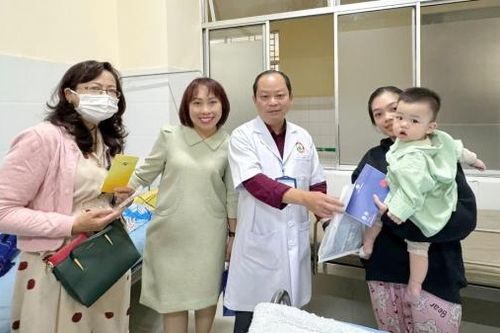 Lặng lẽ kết nối, trao yêu thương đến người bệnh khó khăn