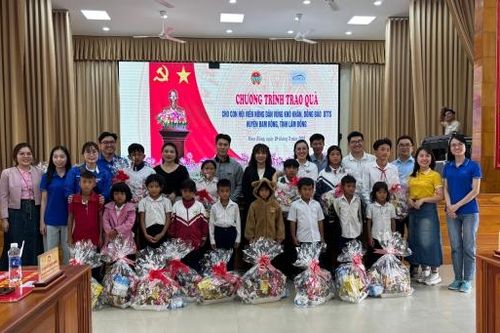 Trao tặng 100 phần quà và 50 xe đạp cho các hoàn cảnh khó khăn tại huyện Đam Rông