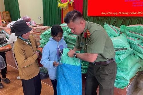 Trao tặng 100 phần quà cho đồng bào xã Đưng K'Nớ